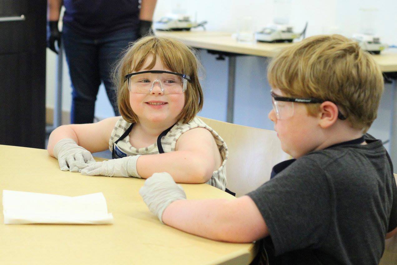 children do science experiments at UConn's Science Salon Jr. Event