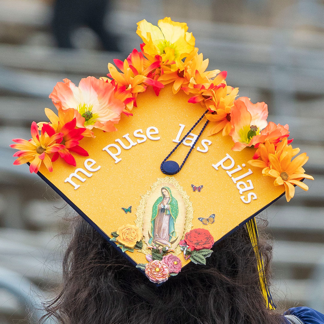 decorative grad cap with saying, "Me puse las pilas"